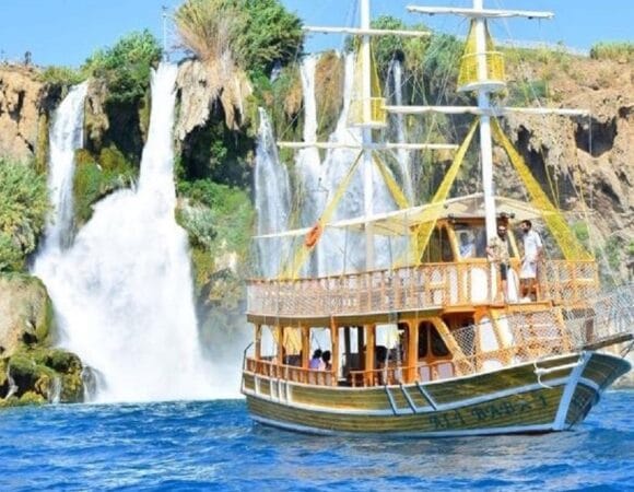 Paseo en barco por la cascada de Antalya
